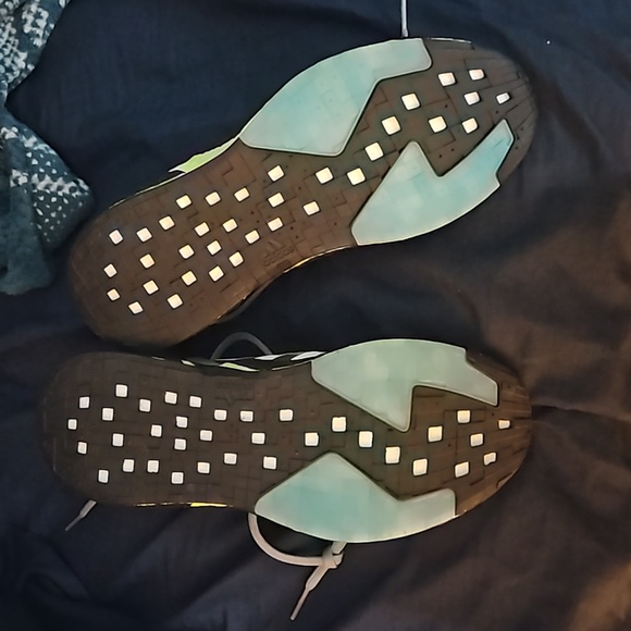 Adidas Boost running shoes - Picture 3 of 4